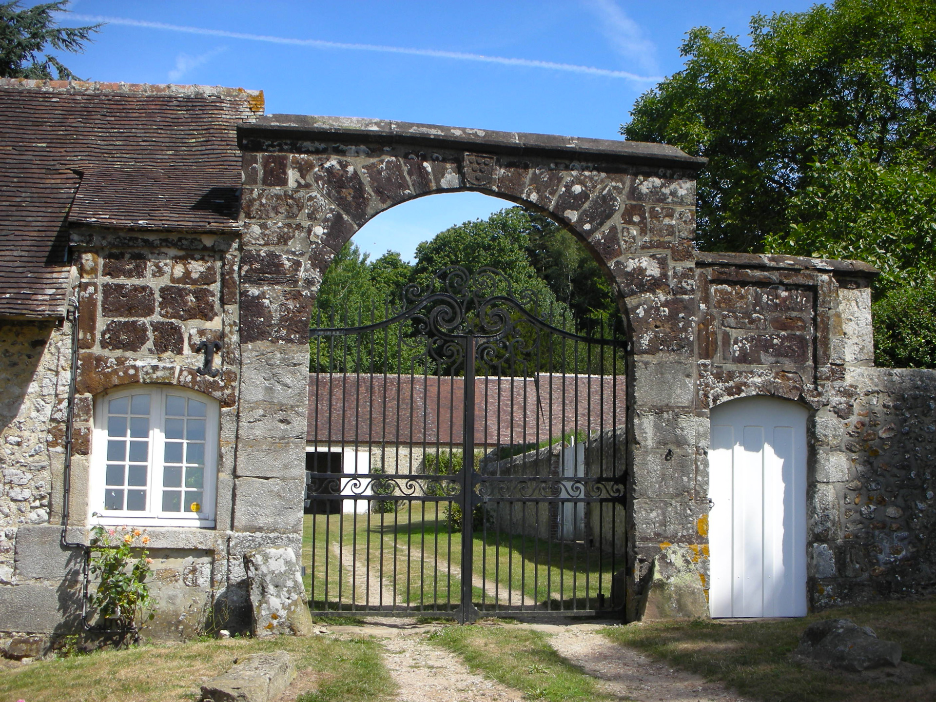 Le portail de Bellegarde, grille et portillon