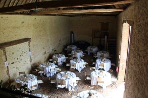 Tables rondes pour un déjeuner de mariage dans les granges de Bellegarde