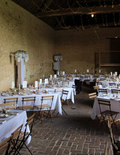 Table à l'intérieur de la grange au manoir de Bellegarde
