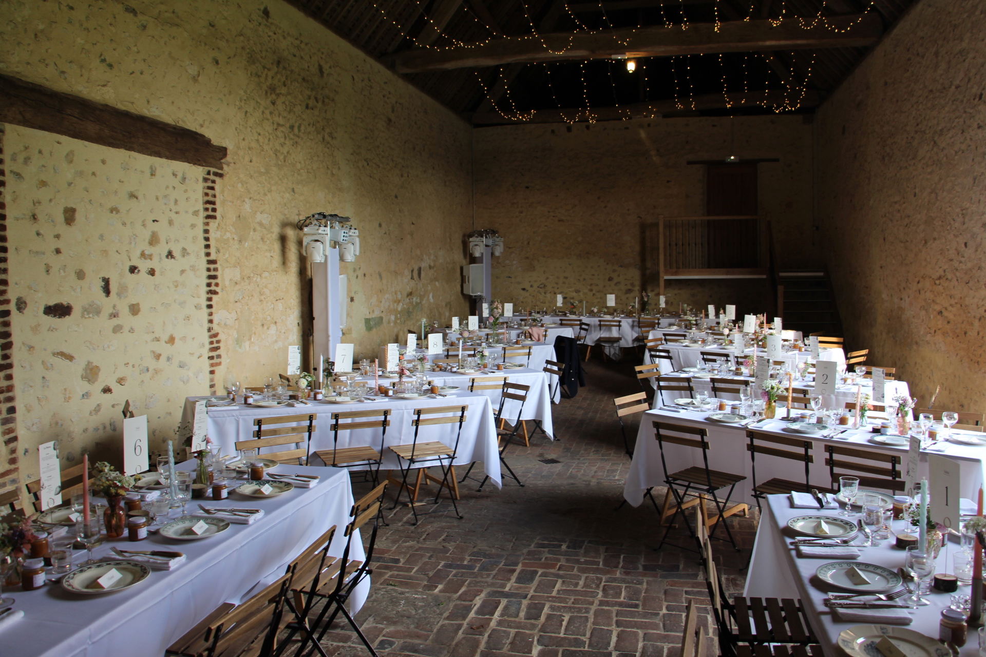 Table à l'intérieur de la grange au manoir de Bellegarde