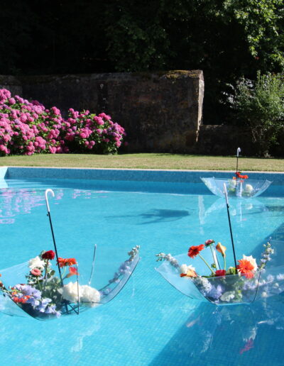 Fleurs dans la piscine au domaine de Bellegarde