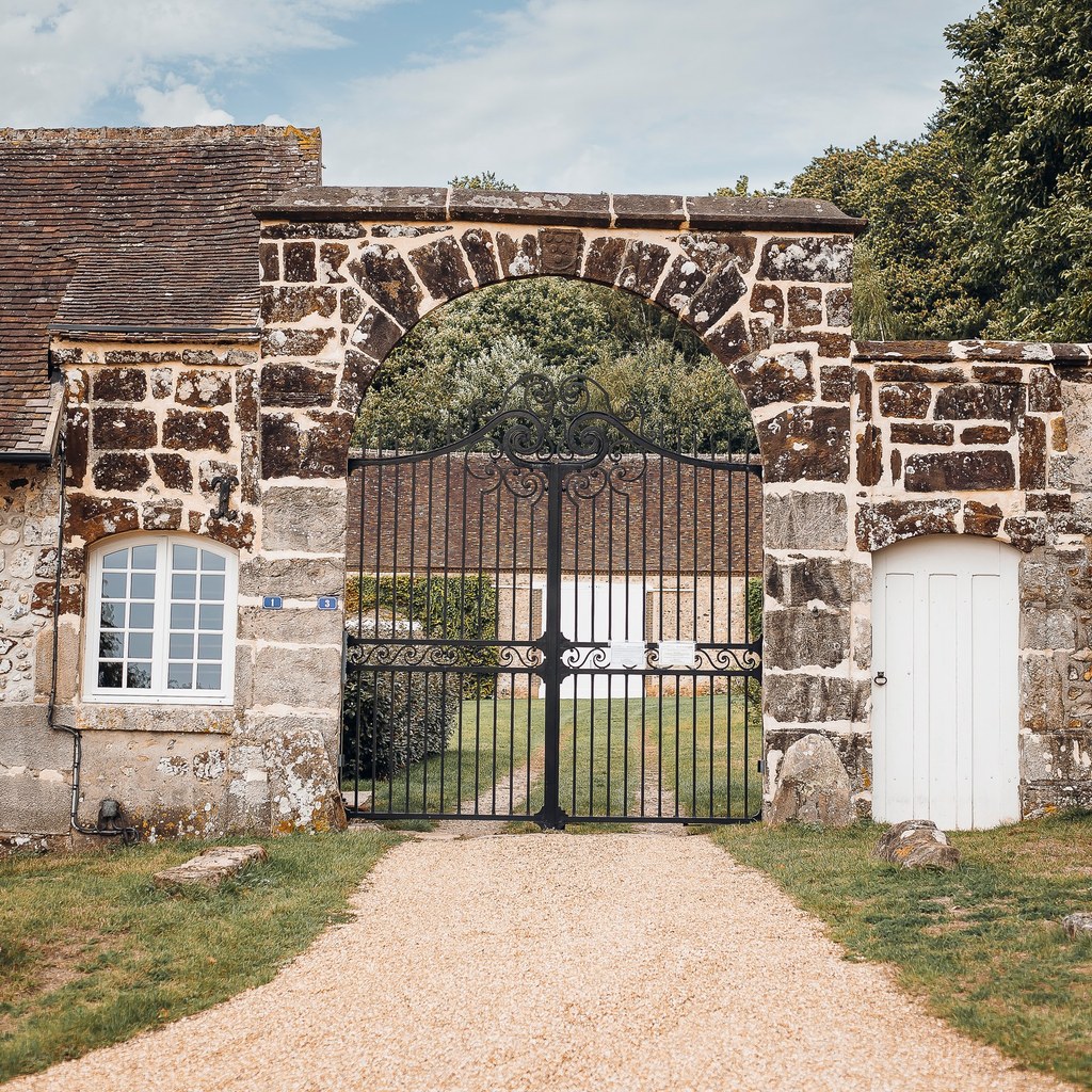 Le portail de Bellegarde, grille et portillon